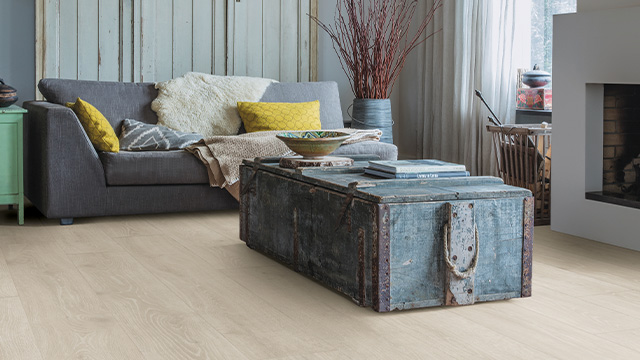 obývací pokoj s dubovou laminátovou podlahou Quick-Step
